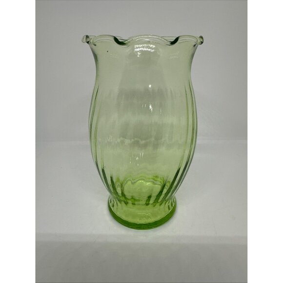 Vintage Emerald Green Glass Vase Swirl Pattern Ruffled Edge 6.5" Tall Classic - Picture 1 of 8